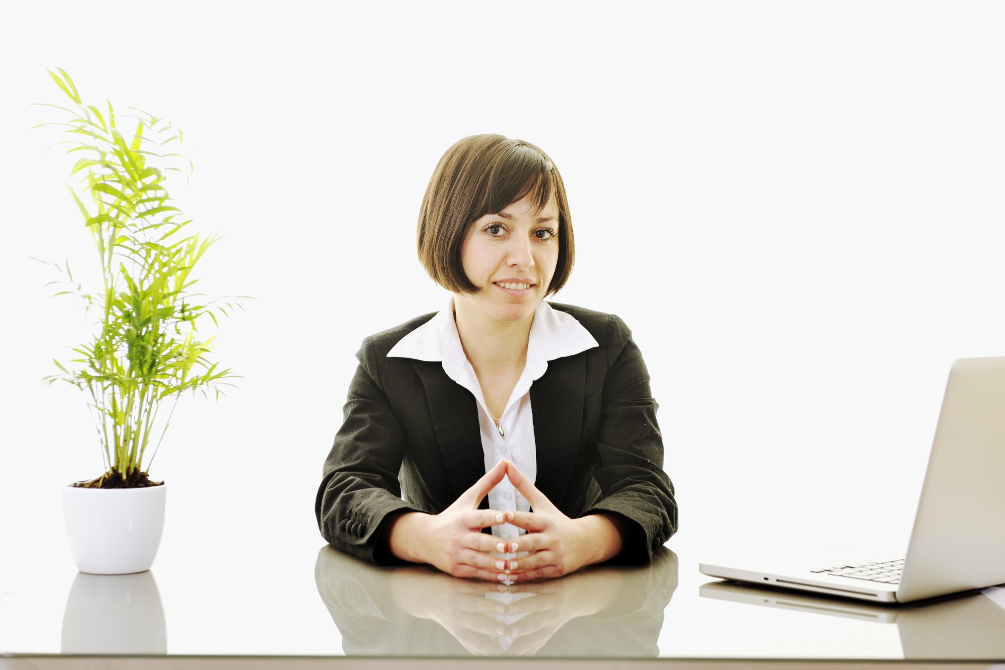 Person beim Finanzcoaching am Schreibtisch